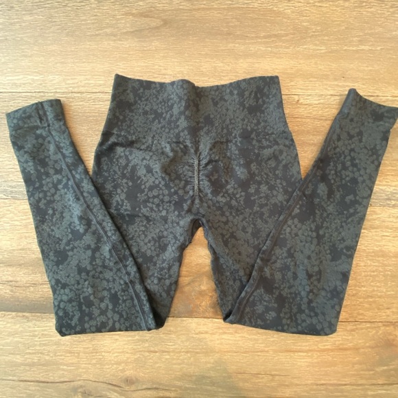 +FREE Legging! Gymshark Camo Seamless Scrunch High Waist in XS - Picture 13 of 14